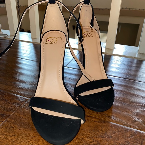 Black heels - Picture 1 of 2